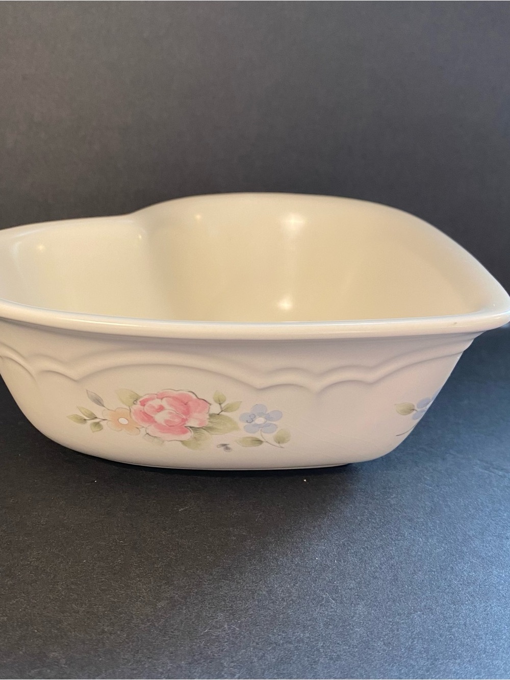 Pfaltzgraff Heart Shaped Serving Bowl in Tea Rose Pattern. Great Condition